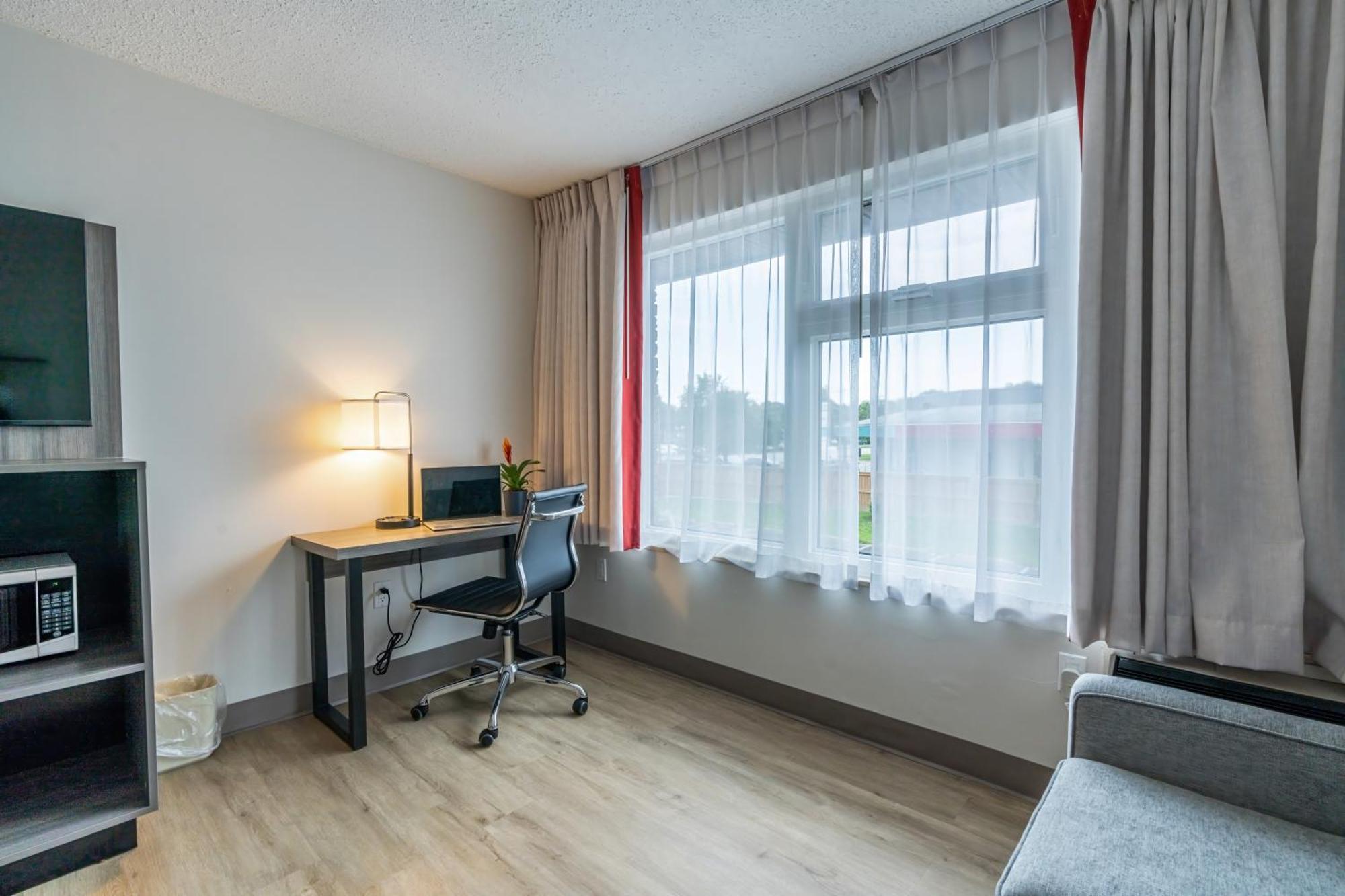 Motel Ramada By Wyndham Kingston Exterior foto