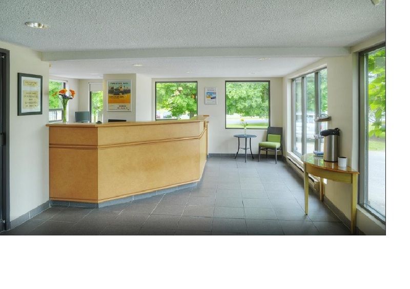 Motel Ramada By Wyndham Kingston Exterior foto