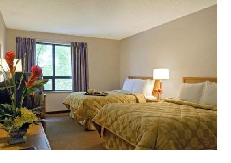 Motel Ramada By Wyndham Kingston Exterior foto